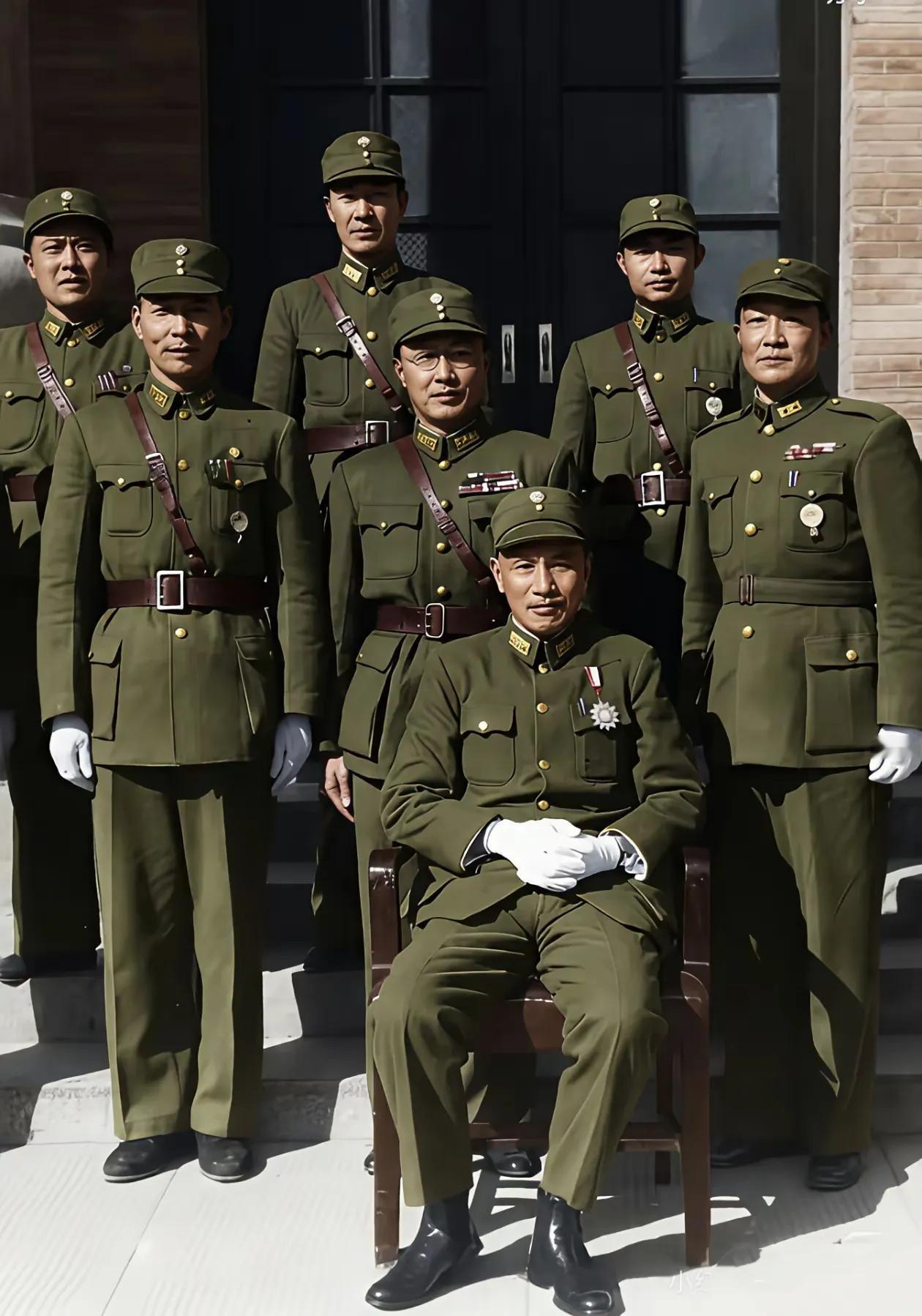 这是蒋介石坐在椅子上，将军们列队站在他的身后的一张照片，蒋介石一种优越满足感油然