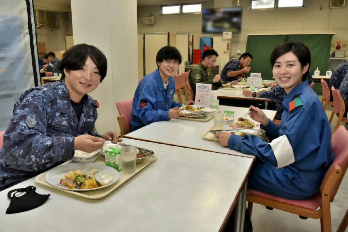 多贴点日本自卫队伙食，大家站在军队伙食和能量摄入的角度自己评价吧。图1-3：
