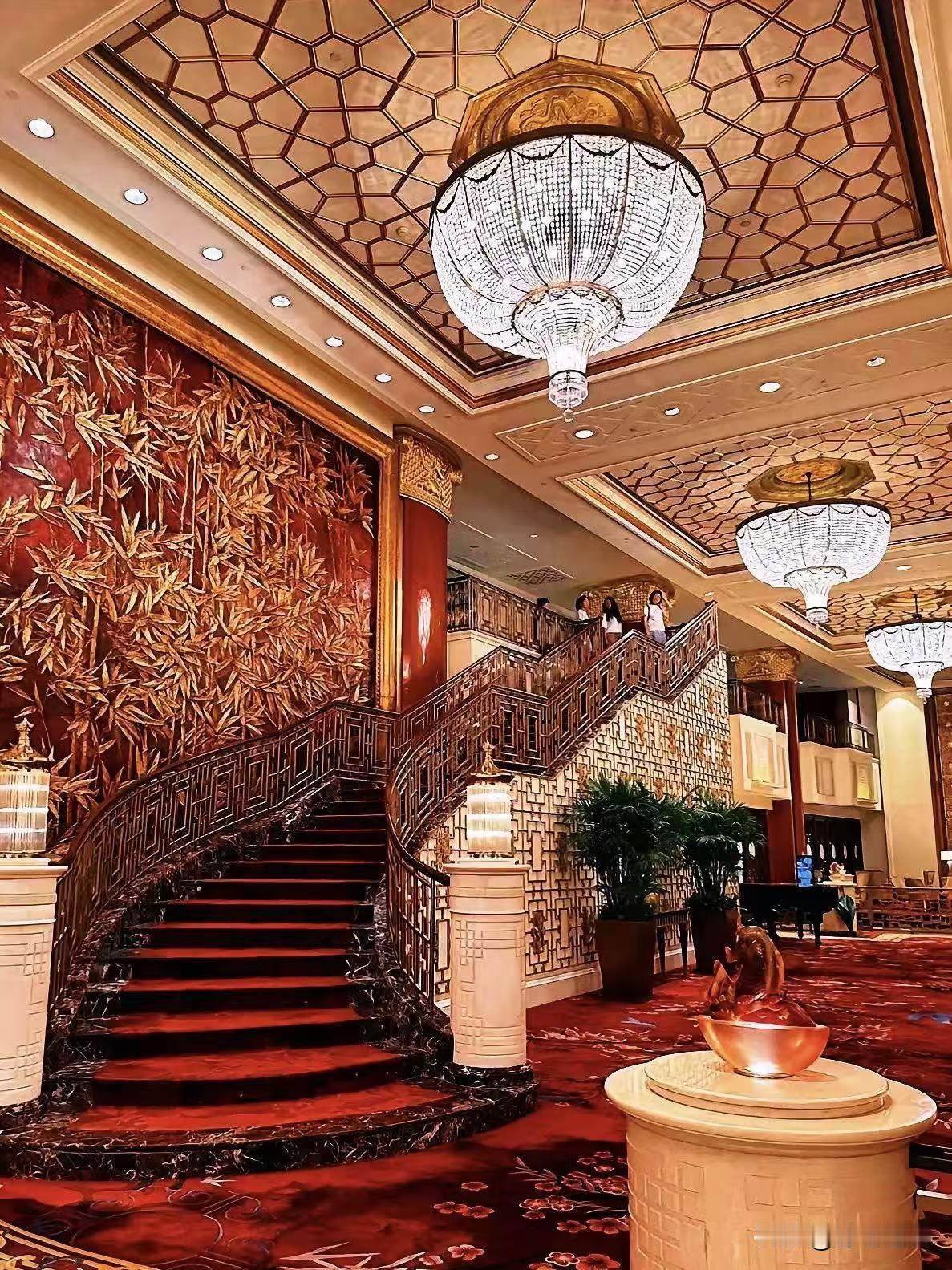 离谱到家了！上海，女子孝敬母亲，大年初一带母亲去入住万元顶奢酒店，一路上母女长途