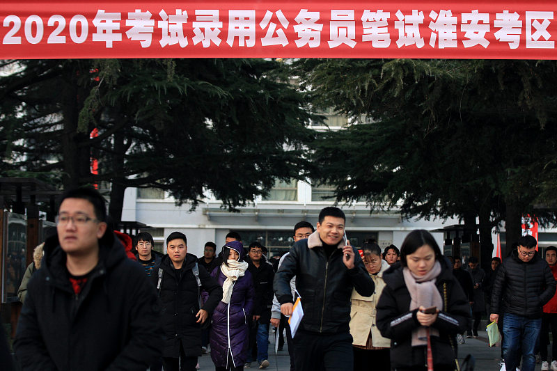 每逢公考大季，网上保准炸锅。“五个打工人咬牙养活一个公家人？”此类惊呼满天飞。2020年全国吃财政饭
