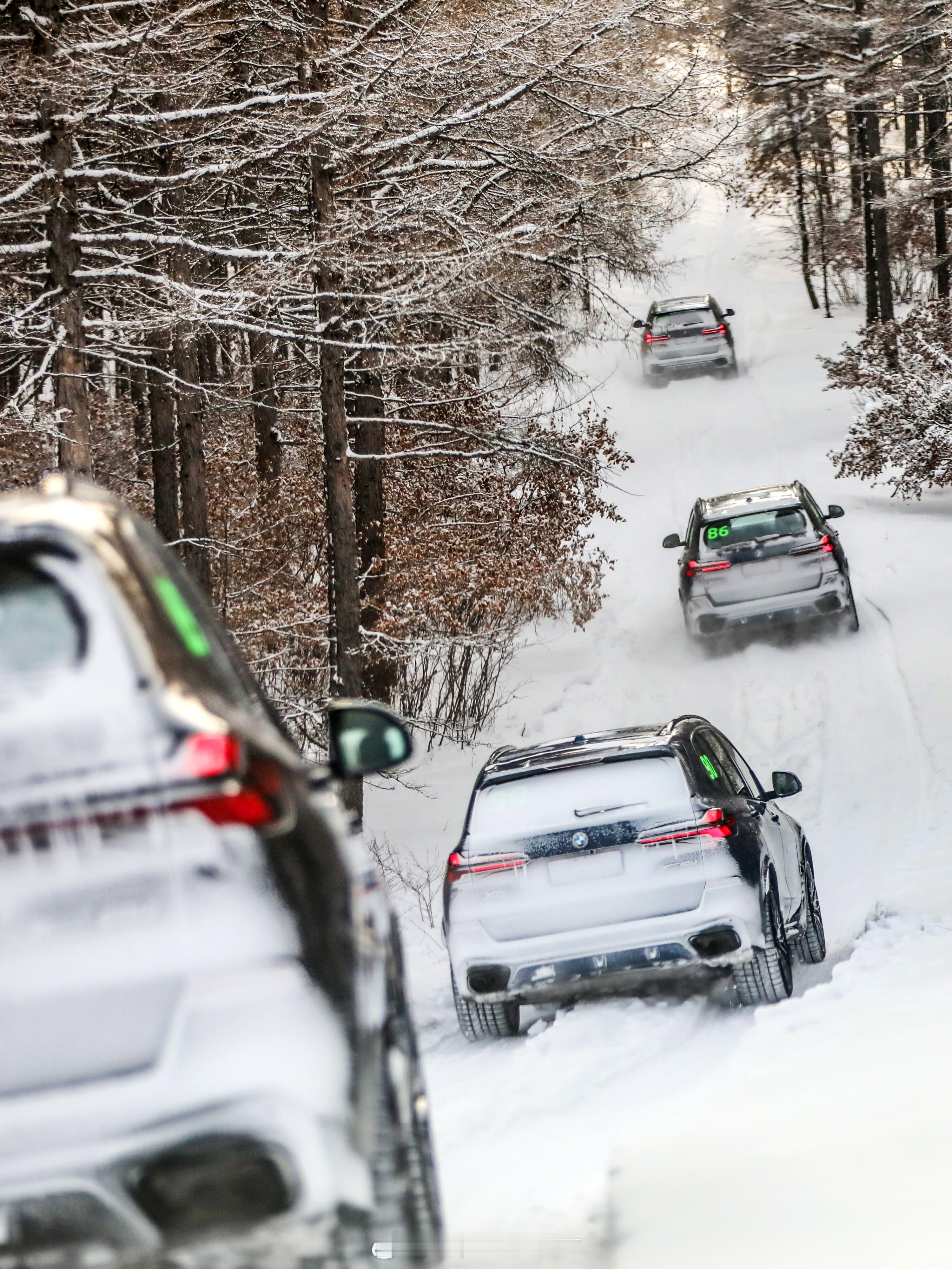 有人说，它是车轮上的宫殿，是工程师对物理法则的温柔挑衅。但对更多人而言，宝马X5
