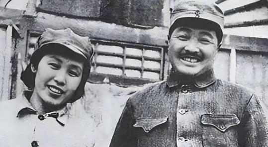 1941年，从莫斯科学习归来的蹇先任，在延安平静地办完了离婚手续。她和贺龙，这对