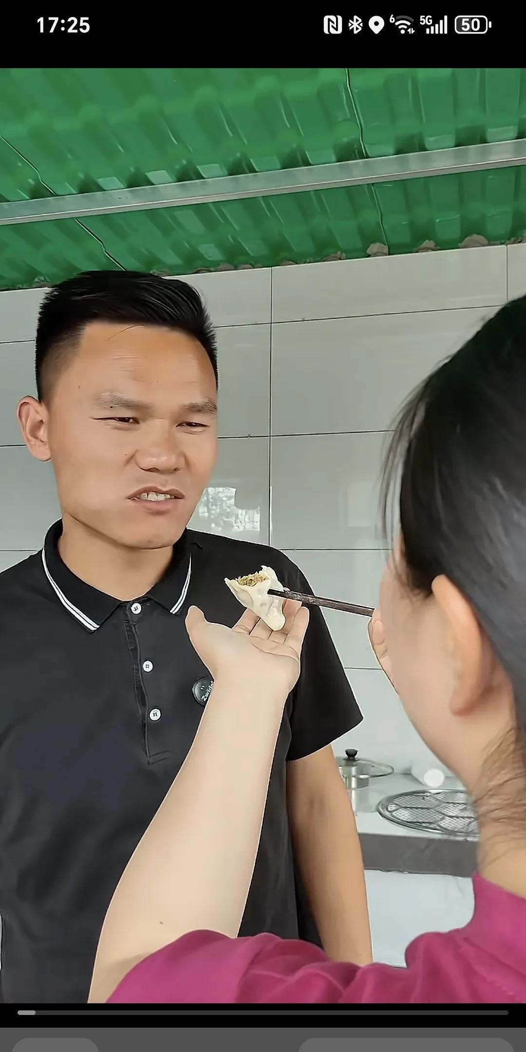 饺子刚做好，妈也快回来了。我先给你尝尝——哎？怎么没味儿？你是不是忘了放盐了？你