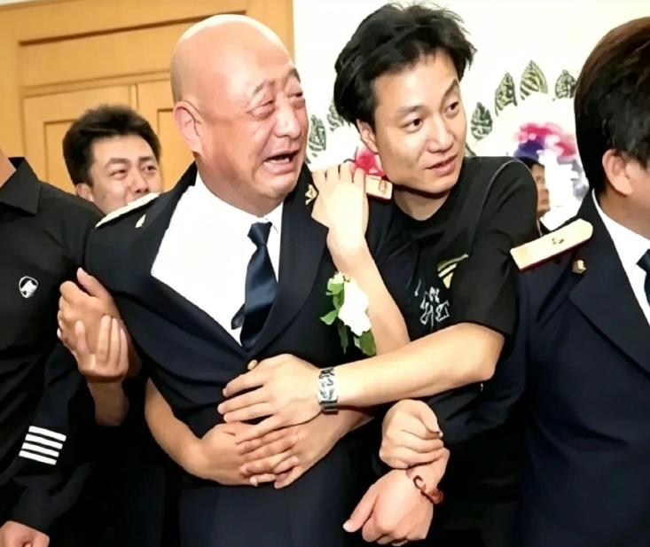 2007年侯耀文葬礼上，陈寒柏哭到几乎虚脱，得靠旁边人死死架着。奇志也在边上，眼