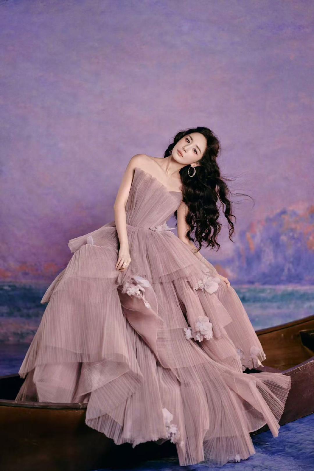 杨幂公主波浪卷杨幂莫奈紫纱裙是公主幂​​​
