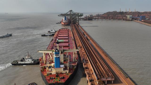 全球最大赤铁矿西芒杜首航到港, 铁矿石从非洲运抵并将入沪