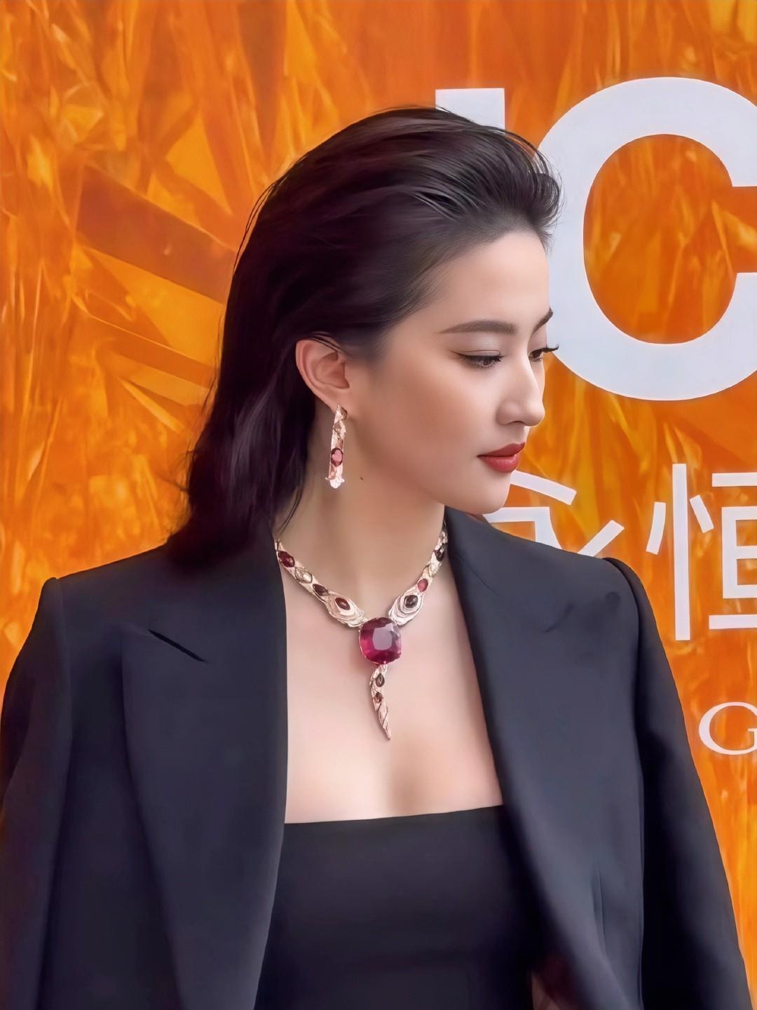宝格丽要哭晕在厕所了啊！他怎么也没想到已经把珠宝做那么大一颗了，大家还是一眼