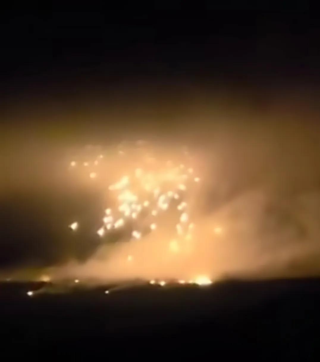 以军在黎巴嫩泰里镇使用白磷弹。众所周知，白磷弹是国际上严格限制使用的弹药，但以色