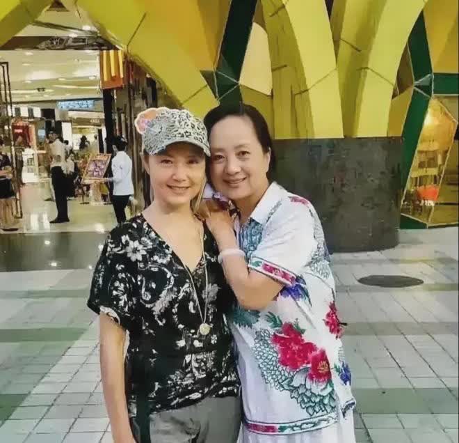 都是70多岁的女演员里，看起来跟普通的老年人完全不一样，明星就是明星。她们两位都