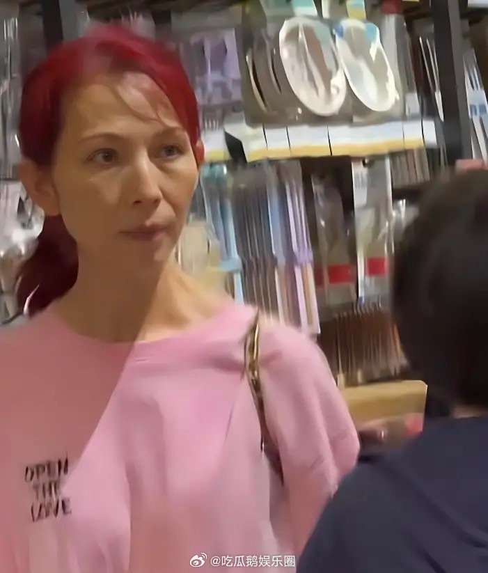 人老了还是得胖一点才好看！51岁蔡少芬逛街，瘦成竹竿身材，脸上挂不住肉，法令纹特