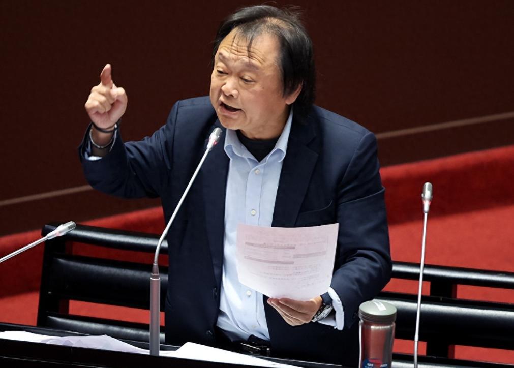 王世坚再上热搜！就在昨日（15日），台“立法院”上演精彩一幕，民进党“立委”