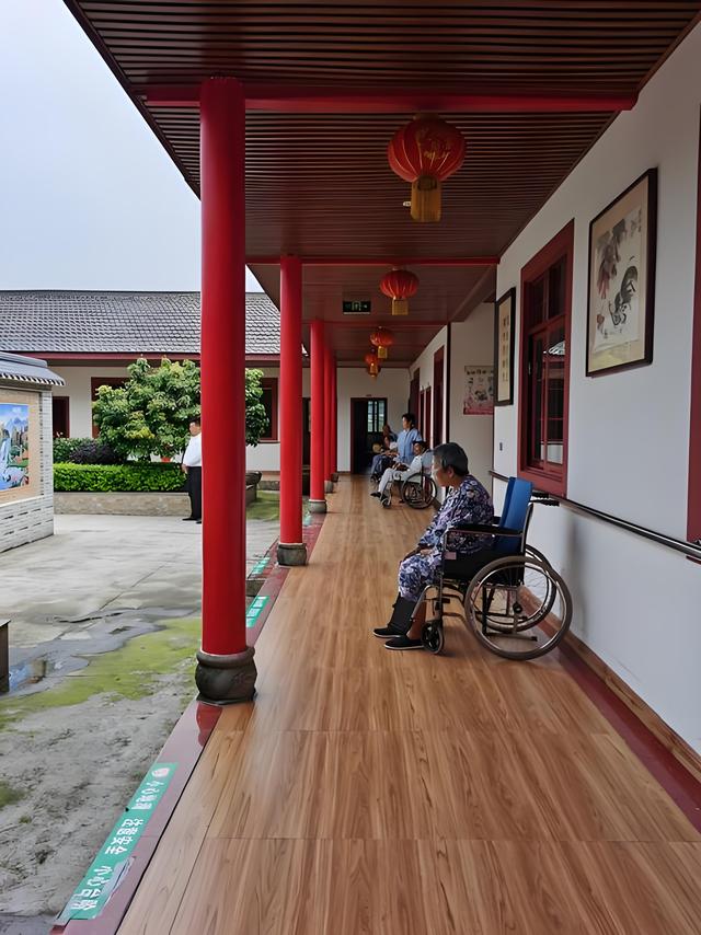一位养老院的院长非常现实的话：“人老了，一旦失能，真正的孝顺，不是把你留在家里