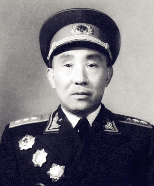 1955年将帅大授衔时，毛主席曾笑呵呵的对陈赓大将说道：“怎么样，跟我干比跟蒋介