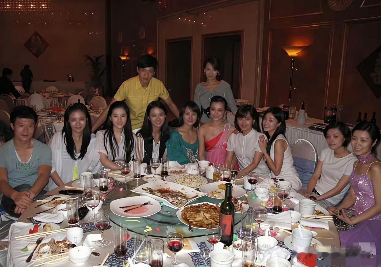 这时候的刘亦菲就美得特别出众了，在一众高颜值同学中最是惊艳，一眼望去眼神立马