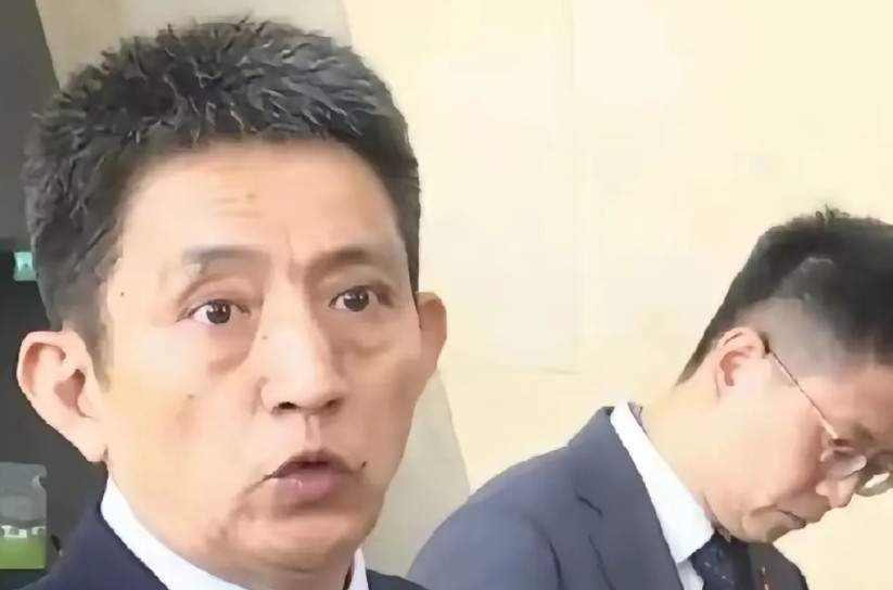 李成钢和贝森特的较量，很多人的感受，只看面相，高低已经分出！在吉隆坡接受采访的
