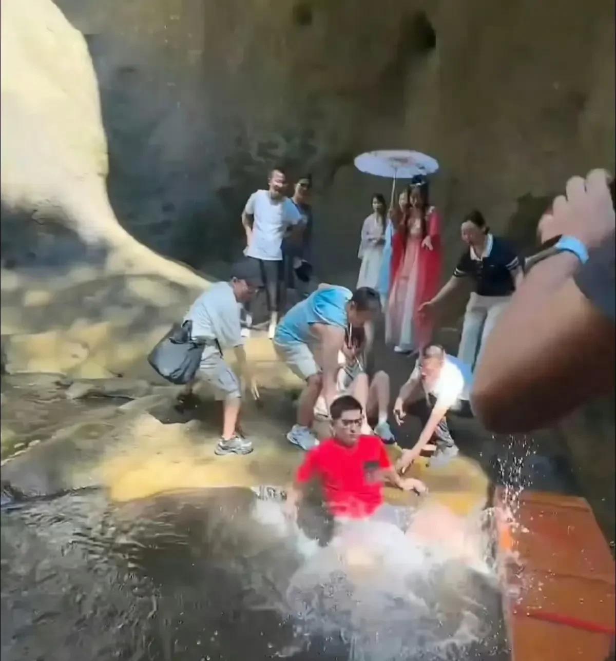 张继科拍瀑布落水可能要带火这个景区啊！这是福建福安市的白云山风景名胜区，风景绝美