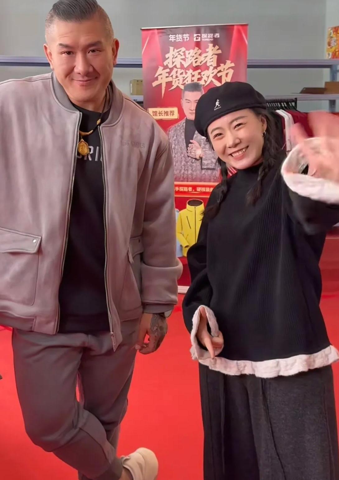 馆长终于露出尾巴，直播间人气断崖式下跌。馆长直播间从最初的10万＋跌到了2万