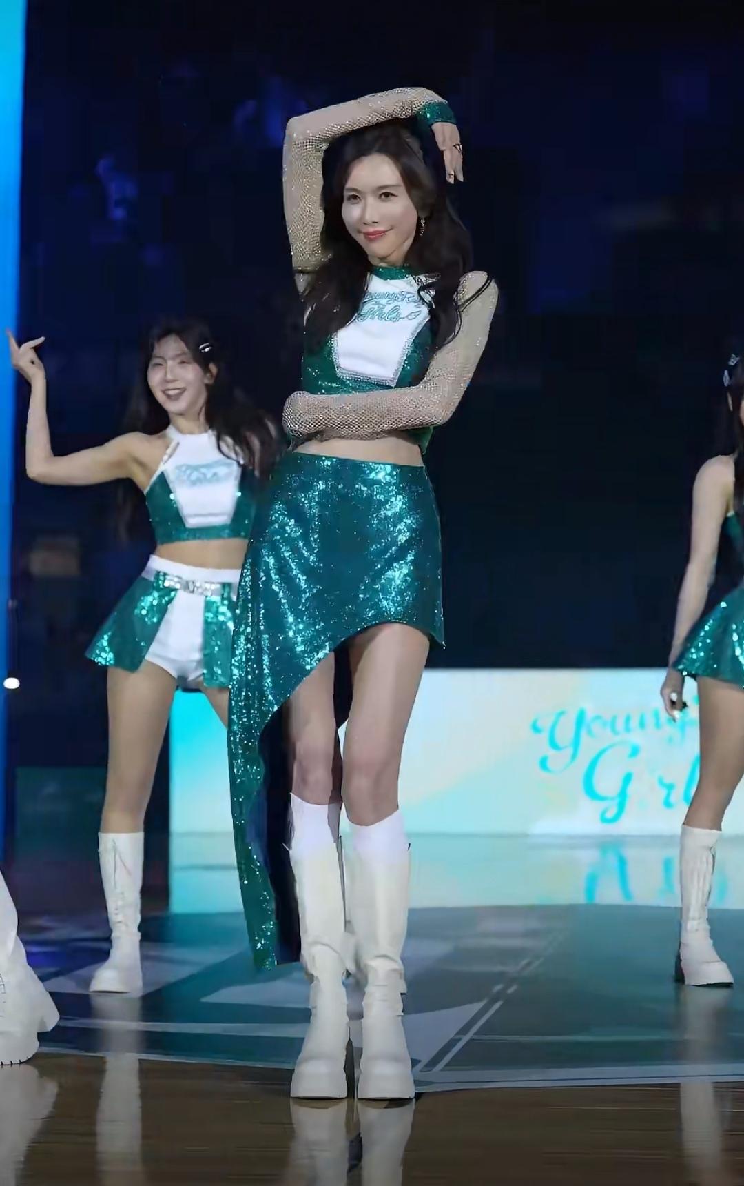 12月27日，51岁的林志玲居然穿着一身绿色中空啦啦队服，在篮球赛上和一群20岁