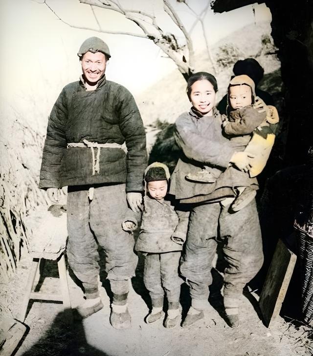 1941年，居住在妙峰山上一户姓孔的农民家庭。男子戴着一顶破毡帽，上身穿一件棉夹