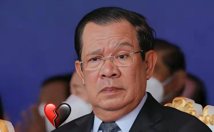 看着柬埔寨街头那一块块被撬下的中文标牌，我不禁冷笑。​​​​谁能想到，一块块写着