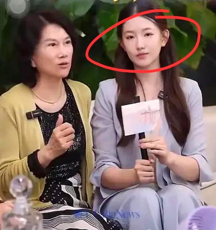 我再也不骂孟羽童了！因为我发现她真能忍啊！这姑娘最牛的是挨批时那个表情管