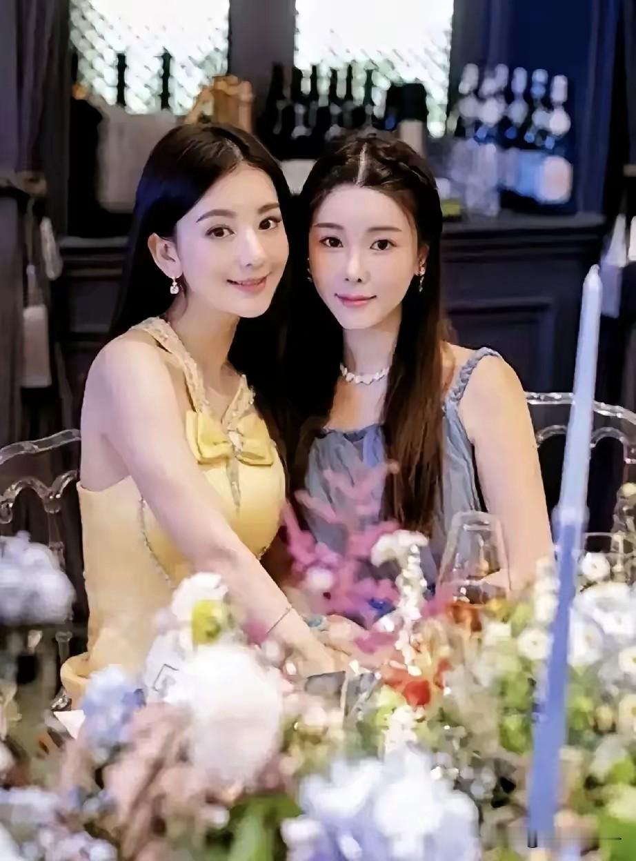 蔡天凤是一个小巧玲珑的美女，和方媛站在一起跟小妹妹一样，她眼神清澈没有防备之心，才会被有心人利用。方