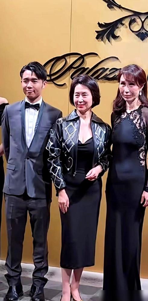 何家霍家，一个“穿衣自由”满世界晃，一个低调得不见踪影。谁能想到，这年头，高调的