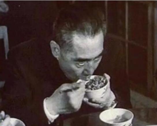 1954年，周总理请省长们吃饭，桌上只有馒头和大杂烩，这顿饭让人记了一辈子 