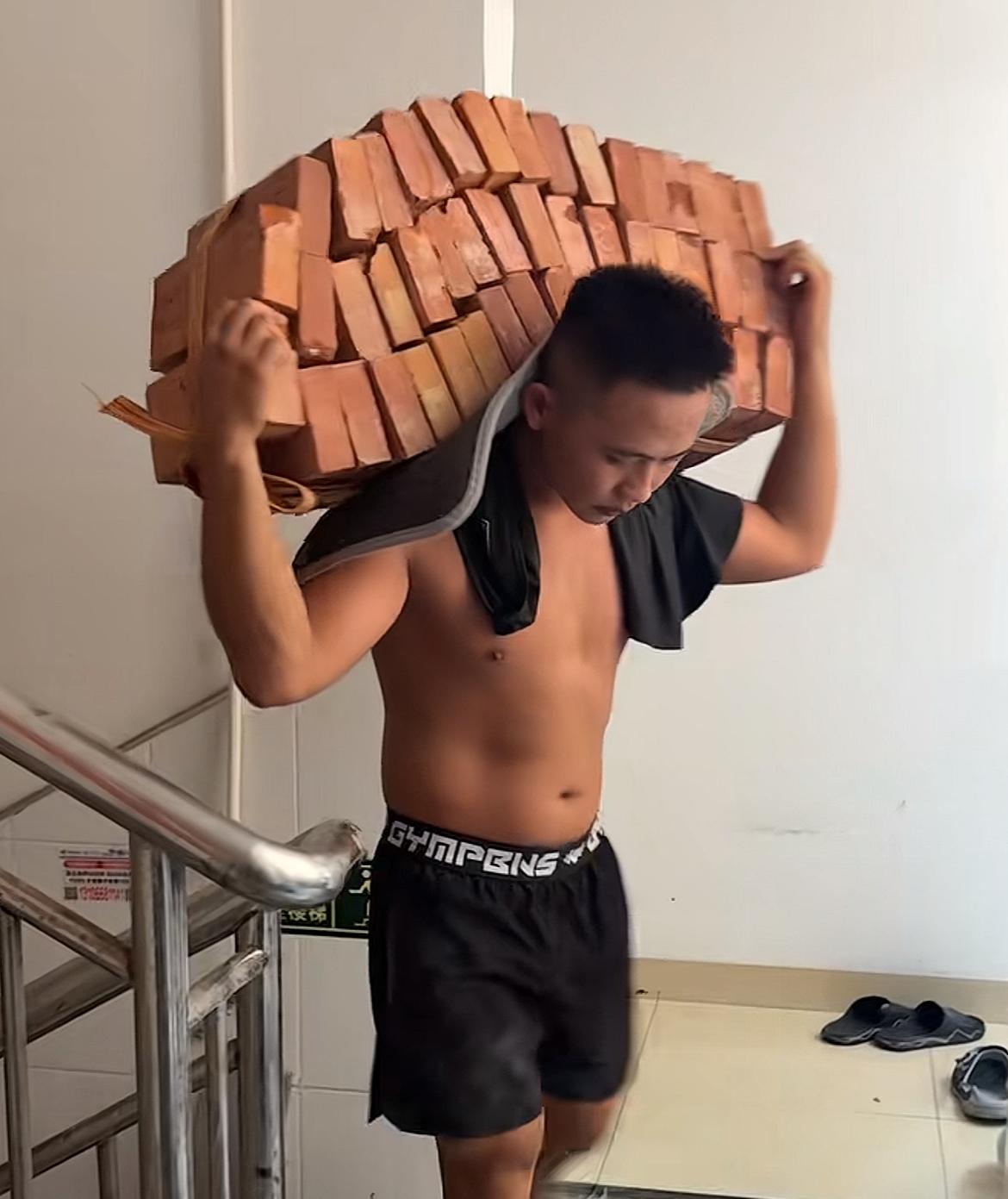 “拖鞋战神”阿兴也顶不住了，深圳扛楼一直到凌晨两点，才赚了1000多块，已坚持1