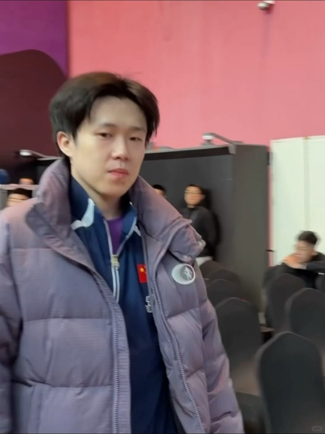 捡点狗妹吃吃父看镜头好吓人母依旧美萌。