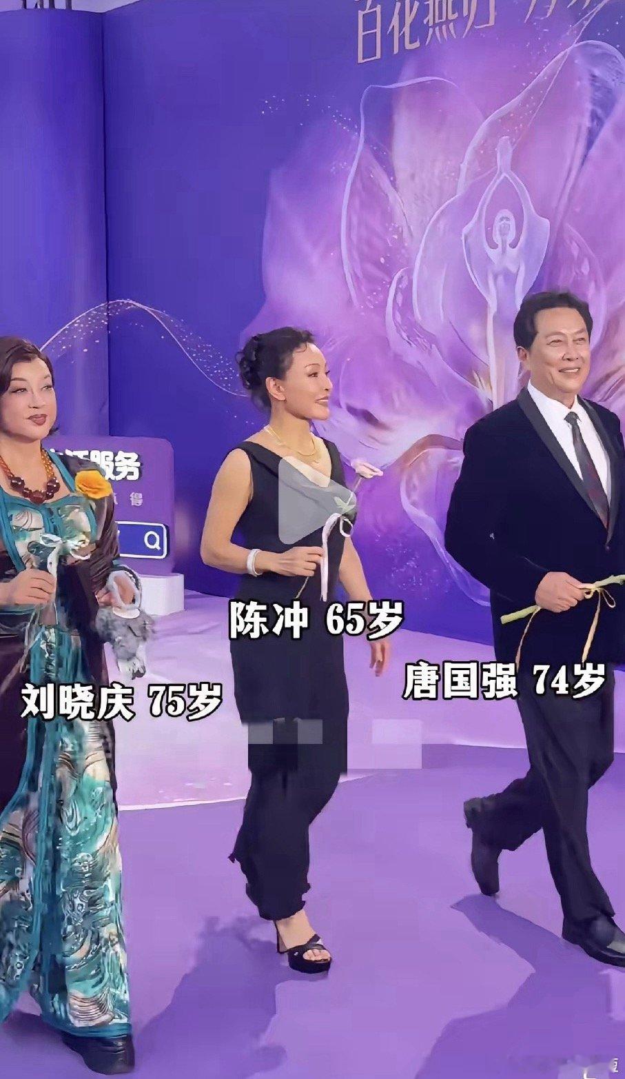 百花奖闭幕式8月10日，刘晓庆、陈冲、唐国强一起参加百花奖闭幕式，刘晓庆戴着昂