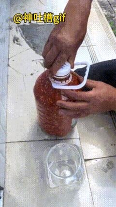 如何避免这种情况？把一大瓶子的辣椒，匀到另外一个瓶子，轻轻打开瓶盖，发现里面的汁