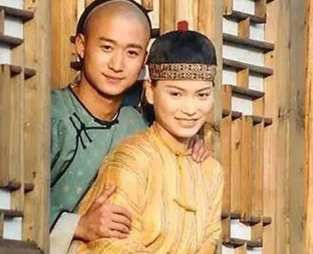 1998年，24岁的吴京爱上27岁的樊亦敏，吴京一心想娶她，樊亦敏却说：“如果你