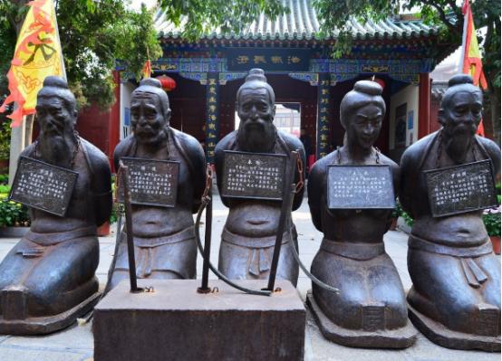 岳飞被秦桧害死的第75年，金人再度入侵。宋宁宗紧急召见大臣商议对策，老将军赵放向