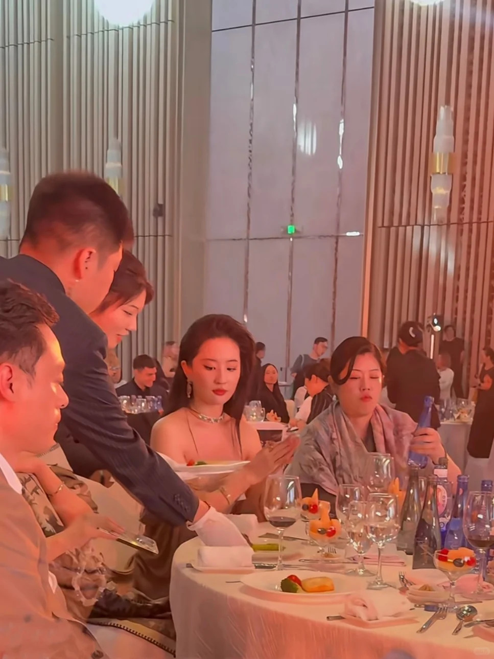 不是，刘亦菲线下长这样？​​​