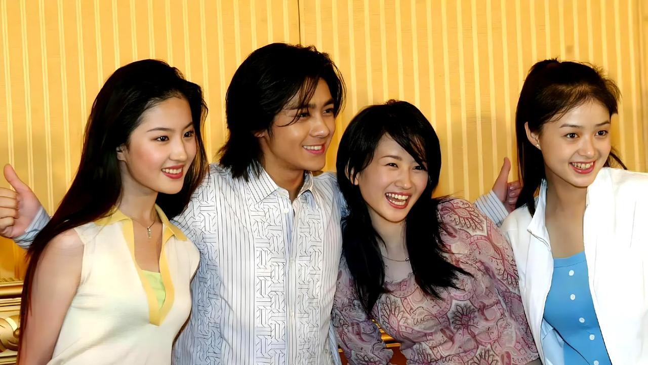 #刘亦菲林志颖蒋欣同框旧照#挖到宝了！2002年《天龙八部》开机旧照惊艳众人，