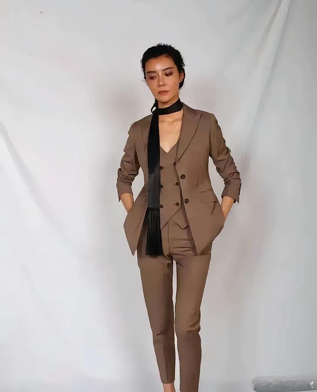 难怪这些年看不到女演员车晓出来拍戏了，自从嫁给一个山西煤老板以后，又经历过离婚，