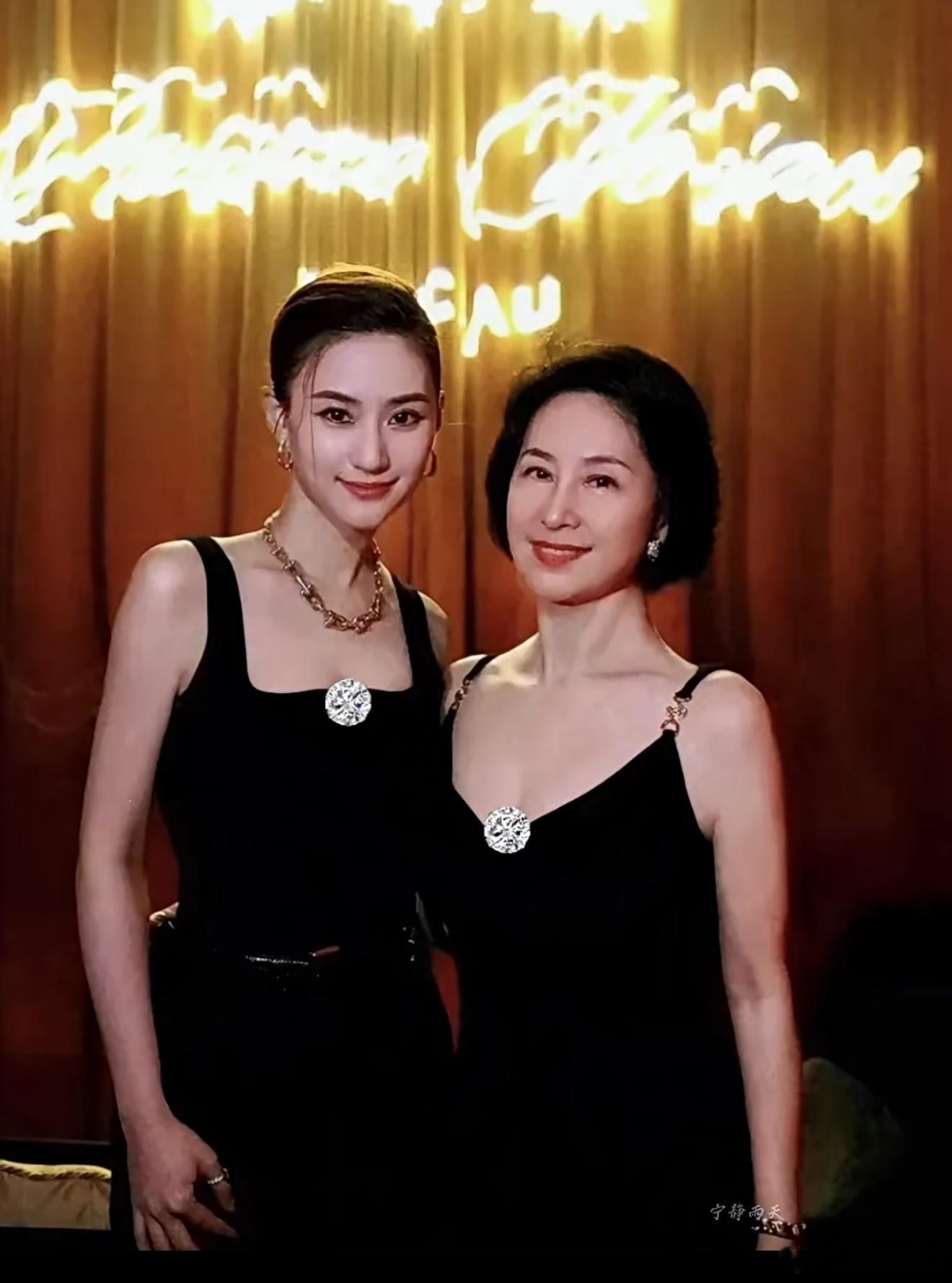 35岁何超莲和64岁大姐何超琼一起出席活动开心合影姐妹每次同框都好温馨