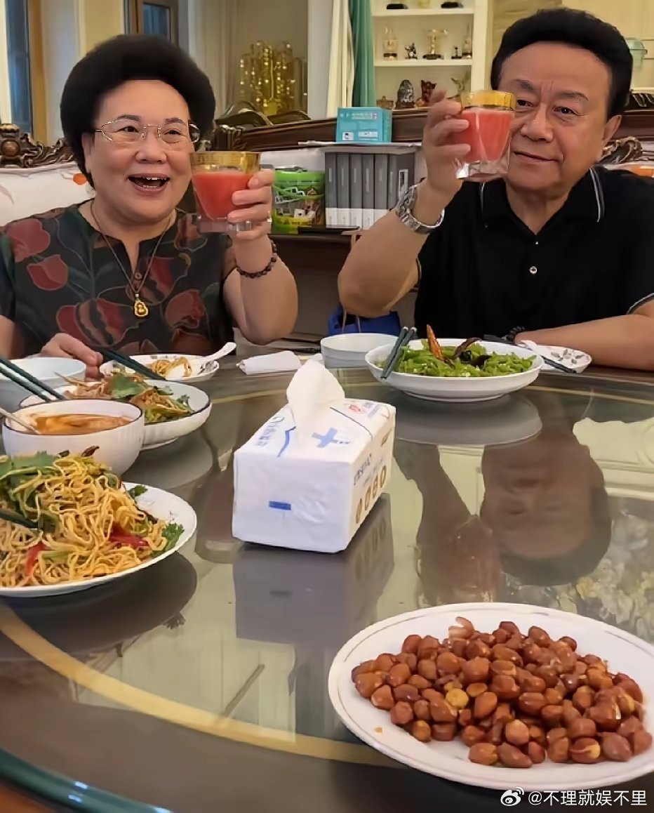 伊能静晒中秋节回到秦昊老家东北与公公、婆婆一起聚餐时的一幕，老两口特别开心。​