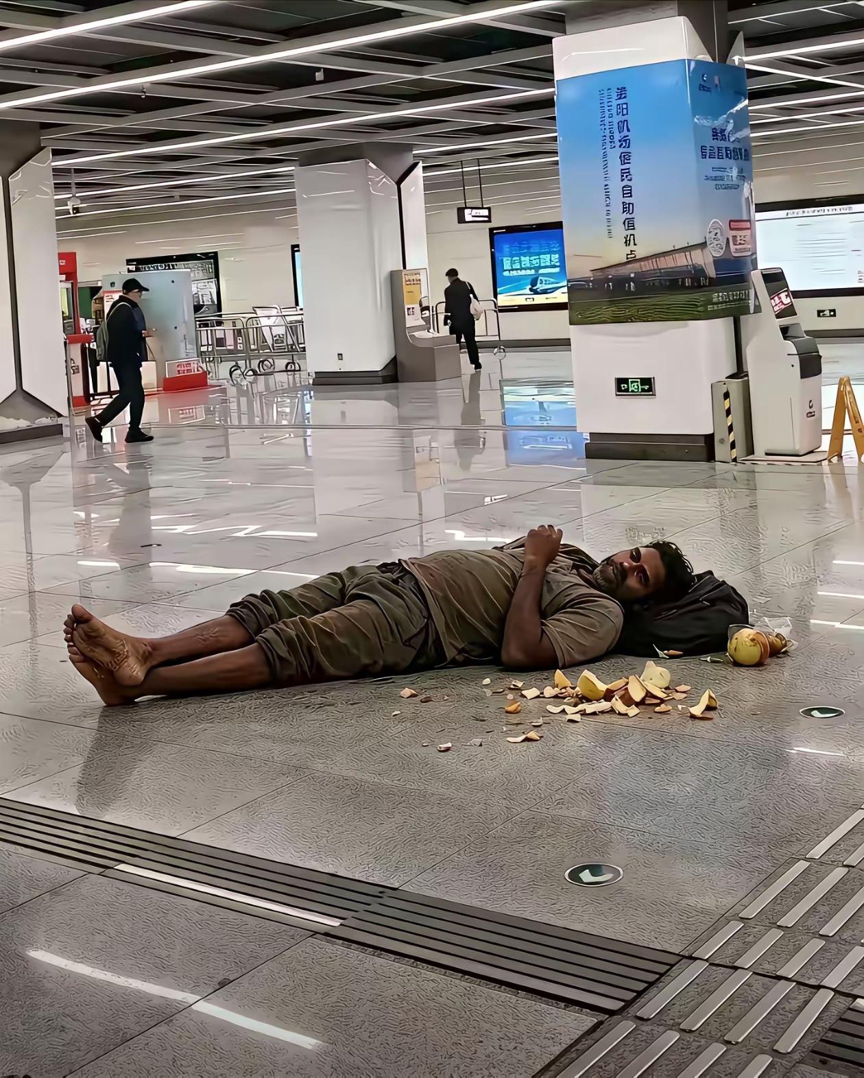 网友拍的，印度人在贵阳机场睡觉，印度人在浦东机场睡觉。在贵阳机场这个印度人还把