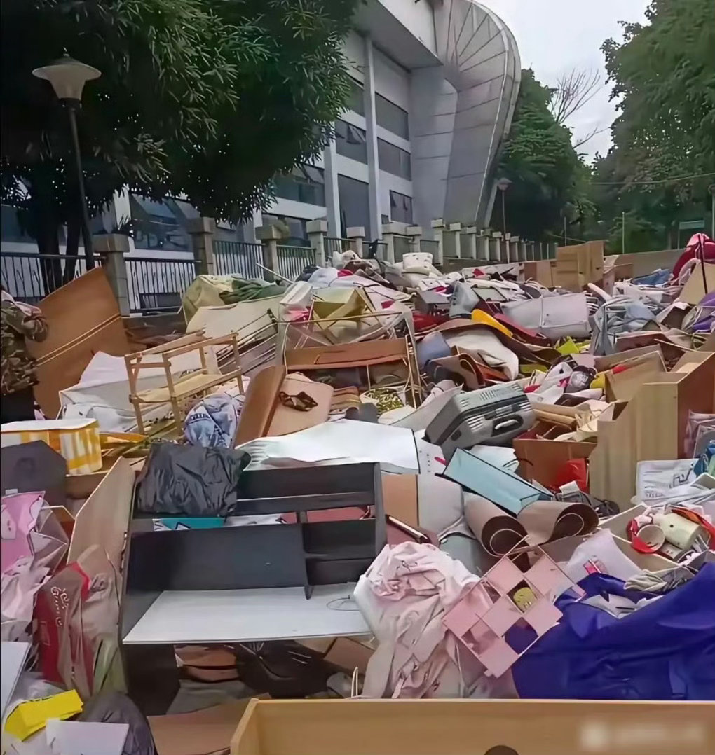 现在的大学生都怎么有钱吗？什么东西都敢扔​​​