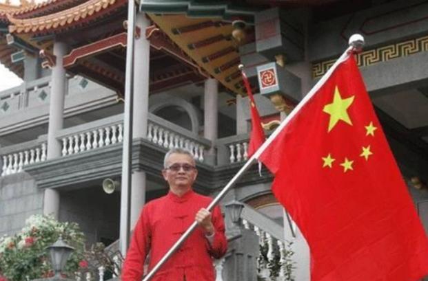 台湾富豪魏明仁硬刚台独：自建毛主席纪念馆、日升五星红旗，遭强拆当天数百人含泪高唱国歌！
