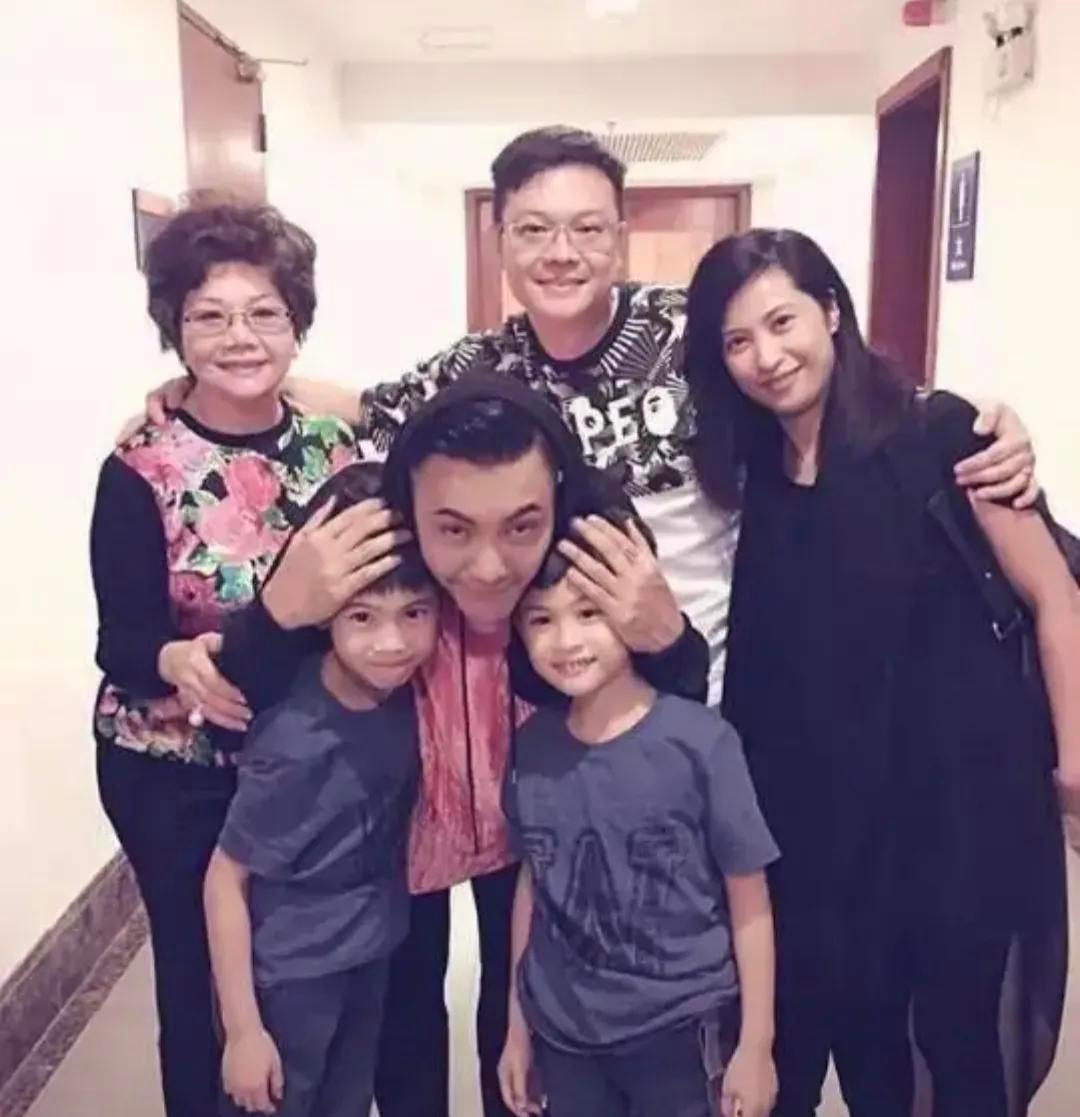陈伟霆上台讲段子，掏出手机一亮——我哥才是陈家门面。全场安静三秒，镜头一扫，观