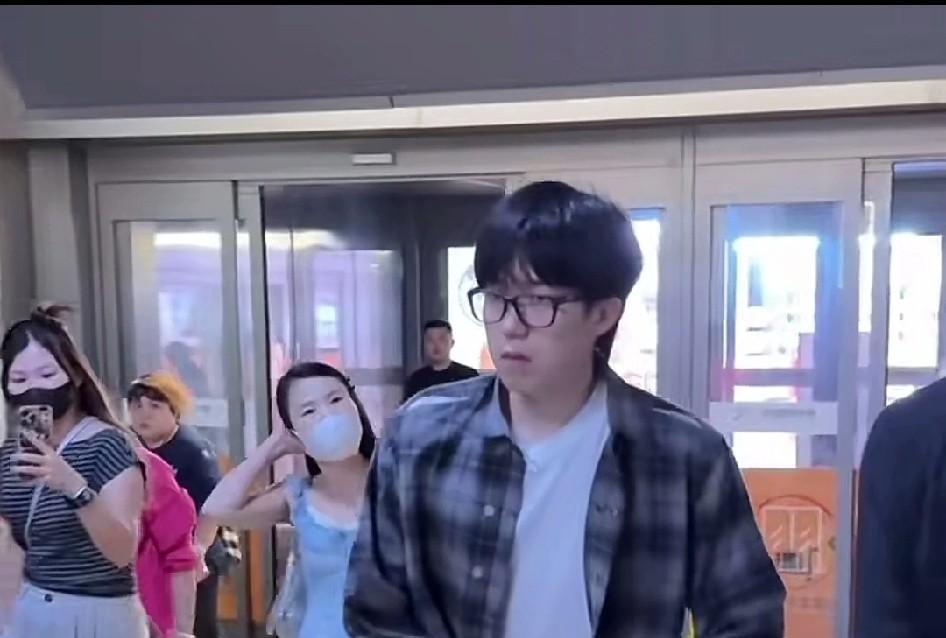 真正见识了王楚钦澳门回北京被梦女狂追的视频。梦女一路跟在王楚钦的身边，王楚钦下