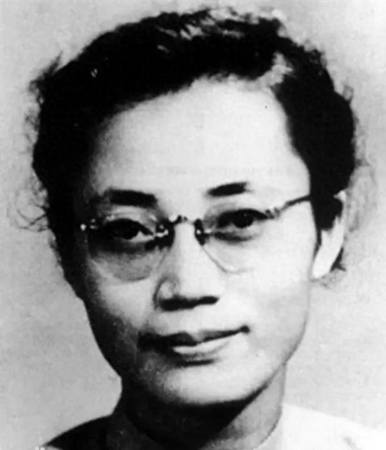 1950年，一位潜伏在台湾的女地下党被逮捕，特务冲进门之后，她问敌人：“天气有些