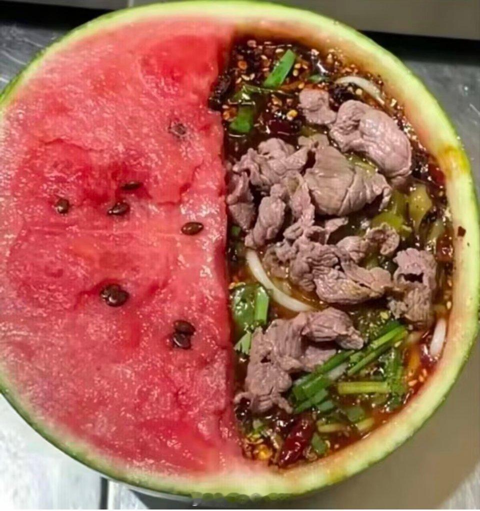 谁教你夏天这样吃火锅的水果火锅又一次跨界了冰火两重天的体验，看来草莓火锅已经不足