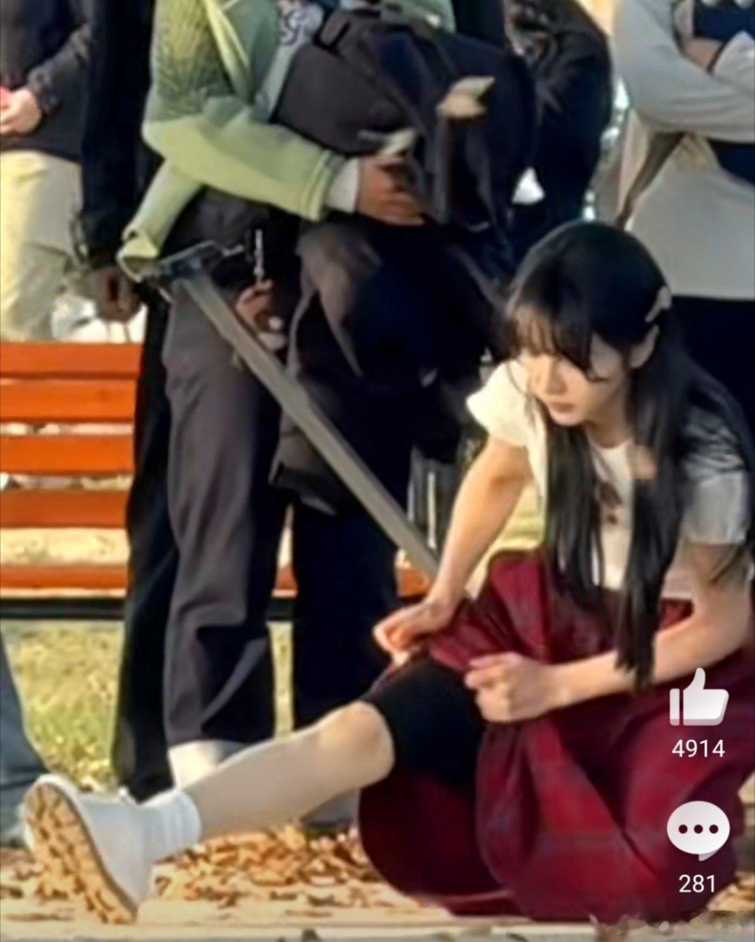 老师我家田曦薇不能漏秋裤吗恍恍惚惚，可可爱爱，这么瘦多穿条秋裤看不出来的，溺爱