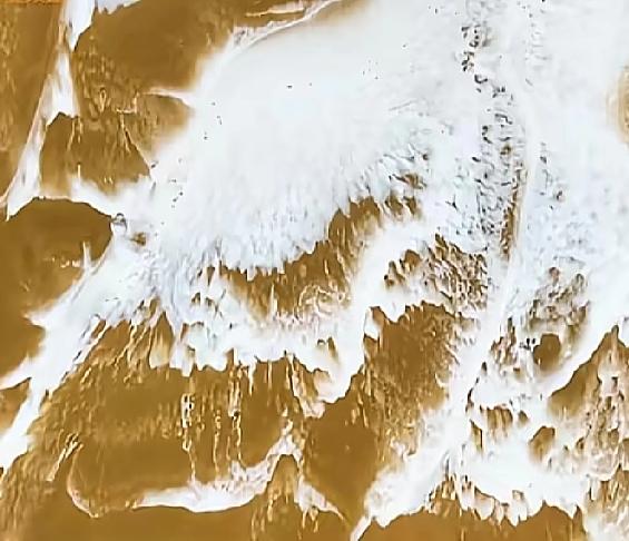 最新消息！沙漠中的雪景你见过吗？12月14日消息，宁夏沙漠迎来今年初雪，沙漠