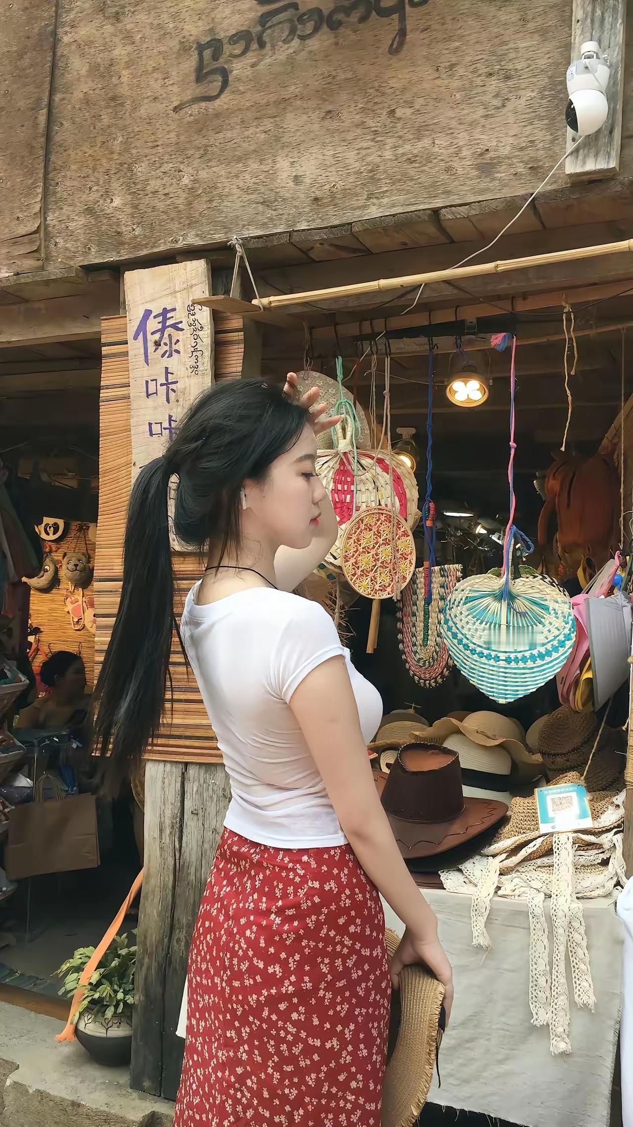 红裙映日，轻摇扇影。