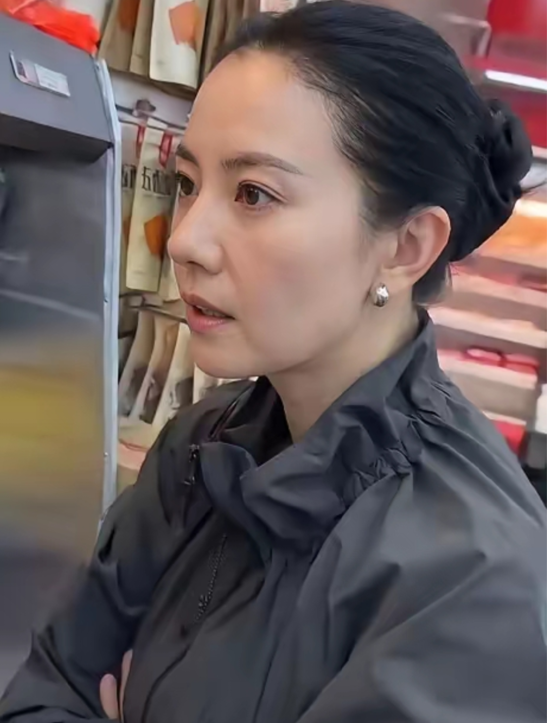 刷到网友拍到高圆圆在海南逛超市的路人实拍，没有后期滤镜，就是普通人随手拍下的画面，看完心里挺有感触。